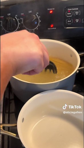 The viral million dollar spaghetti recipe 😋😋 I saved @Kelly Cooks Texas 👩‍🍳🍷🍽 💙 recipe and added a couple ingredients, so delicious! #countrycooking #fyp #milliondollarspaghetti #spaghetti #pasta #southerncooking #dinnerideas #easyrecipes #alfredo