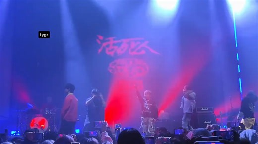 小精灵、jarstick、buzzy在最新演出合体唱活死人2026cypher!