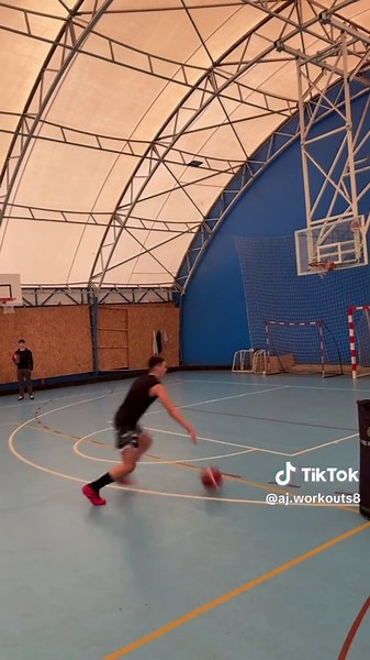 Daily vitamins with my guy @knezzzz 🥗🔥 Working on creating off the bounce from mid-range and three-point, with different types of footwork. In the last clip, we added that in-and-out misdirection jab into a 1-2 pull-up three 🏀🙌 Blessed to be able to teach the game I love 🙏🙏 Djole’s biggest quality is his shot off the bounce — that’s why it’s crucial to focus on delivering the highest possible quality every time 🎯🏀 Practice that translates. In the second clip, he went backwards on the sho