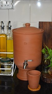 🌿 Cool water, the natural way – No chemicals, just pure refreshment.@villagedecor_com 💖 Good for health – Enhances digestion, balances pH levels, and boosts metabolism naturally. 🛠 All-in-one set – Comes with a lid, glass, leaks free tap , and stand. 💦 Rinse & use – Pre-seasoned for instant convenience. 👐 Handcrafted beauty – 100% natural clay, no artificial colors. ✅ Built to last – Durable, eco-friendly, and quality-tested. ✨ A touch of tradition – Bringing old-world charm to modern homes