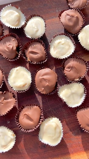 Banana Chocolates 🍌🍫 . . . INGREDIENTS (makes 30): 2 weetabix 2 sliced bananas 50g melted butter 300g melted chocolate . METHOD: Crumble the weetabix into a bowl and add the melted butter. Mix thoroughly. Add a teaspoon of the mixture to mini cupcake paper cases. Add a slice of banana to each one. Add a teaspoon of melted chocolate on top. Then refrigerate for at least 2 hours. That’s it! . Serve! . . . . . #chocolate #easydessert #easypudding #homemadesweets #homemadechocolates #bananapudding