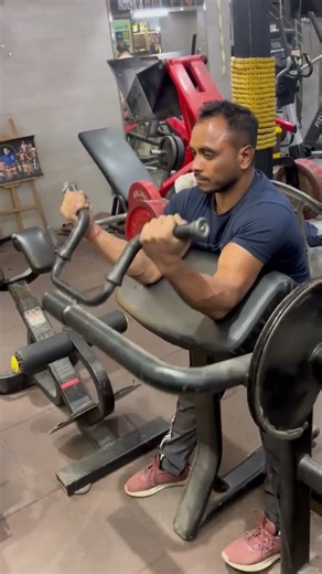 How to properly Use The Seated preacher Bicep curl machine with good Form (Exercise Demonstration)