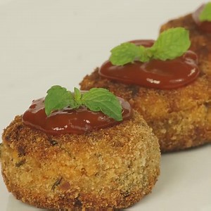 370K views · 14K shares | Enjoy these crispy tasty chicken cutlets. The chicken cutlets will definitely bring a smile to your family. This is the perfect party appetizer / evening snack. Do make some cutlets and share them !!! Detailed Recipe :- https://goo.gl/0QT1H0 | Classic Masala Hut Recipes | Facebook