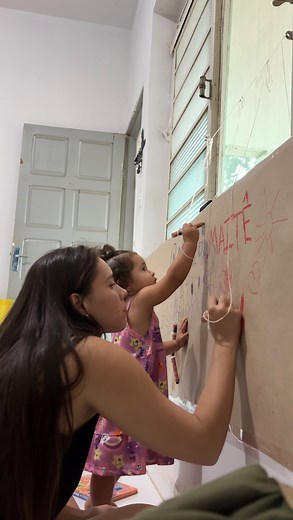 🖍️ Lápis amarrado, na maternidade a gente vira inventora profissional, né? Todo dia precisamos pensar em jeitos novos de entreter os pequenos sem transformar a casa em uma grande obra de arte nas paredes 😂🎨 E como cada casa funciona de um jeito, aqui vai uma ideia que pode dar super certo aí também: lápis amarrados! Criatividade liberada, mas dentro do limite proposto. ✂️ Materiais: papel kraft, barbante, fita adesiva e lápis de cor. 🧠 Fazendo essas atividades podemos estimular: • coordenaçã