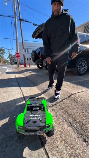 BarryDaCeoRc | Can y’all believe I broke my Traxxas UDR my first time bashing it 😩😩🤦🏾‍♂️🤦🏾‍♂️ I don’t think I wanna run this vehicle to hard what do y’all... | Instagram
