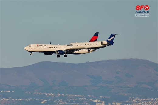 742K views · 17K reactions |  Exciting Double Approach!  SkyWest CRJ-200LR Overtakes Delta Air Lines 737 Right Before Touchdown -- #planespotting #skywest #deltaairlines #sfoairport #flysfo #doubleapproach #parallellanding #avgeek #aviationlovers #sfflights #fblifestyle #airplanevideo | SF.Flights | Facebook