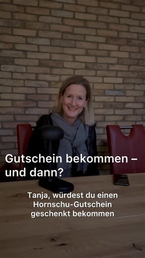 Hornschu im bunten Hornschu - Haus on Instagram: "Wenn du einen Gutschein fürs bunte Haus hättest – was würdest du dir holen? Korinna stellt Tanja genau diese Frage. Und Tanja ist sich erstaunlich schnell sicher: diese Leuchte. 💡✨ Die LED Tischleuchte ist genau die Art Produkt, die man sich selbst oft nicht sofort kauft – aber jeden einzelnen Tag liebt, sobald sie da ist. Warum? ✨ Sie spendet warmes, stimmungsvolles Licht ✨ Sie sieht reduziert, modern und zeitlos aus ✨ Und sie kann mehr, als ma