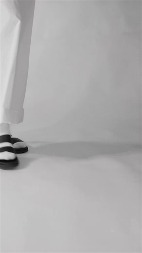 SẢI BƯỚC VỮNG VÀNG, LỊCH LÃM SẴN SÀNG | DÉP TRUMAN 👉 Mua ngay tại: https://jivi.vn/s05 Truman là sự kết hợp hoàn hảo giữa nét phóng khoáng của sandal và vẻ chuẩn mực nơi công sở. Một làn gió mới giúp bạn thoát khỏi mọi giới hạn cũ kỹ, tự tin di chuyển qua mọi tình huống từ công việc căng thẳng đến những khoảnh khắc thư giãn. Lịch lãm trong từng bước đi, trẻ trung trong mọi góc nhìn. ____________________ 💼 Thông tin sản phẩm: - Chất liệu: phần quai da Microfiber; phần đế TPR. - Size: 39-44. - Đ