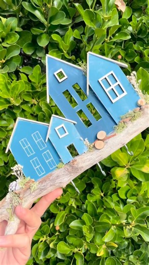 🌟 Crea el teu propi poble penjador!🌟 Estem emocionats de presentar el nostre nou kit, que inclou TOT el material que necessites: troncs, floretes, tronquets, pintura i pinzell. L’únic que et caldrà és una pistola de silicona. 🛠️ I no et preocupis! Incloem un tutorial pas a pas per guiar-te en la construcció d’aquesta manualitat tan xula i perfecta. Fes volar la teva imaginació i crea un poble que impressioni! ✨ #PoblePenjador #ManualitatsNadal #DIY #stampam #manualitats #scrapbooking #feshotu