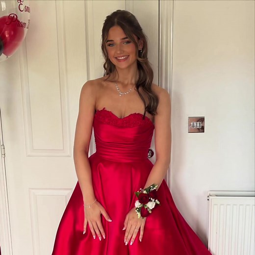 awww so happy the first lot of prom pics are in 🥰 can't wait to see them all! 😍 #promnight #schoolprom #mynight #gobigorgohome #stunning #prom2025 #promgirls #promgirls2025 #makingmemories #besties #prom #bffprompics #prompics
