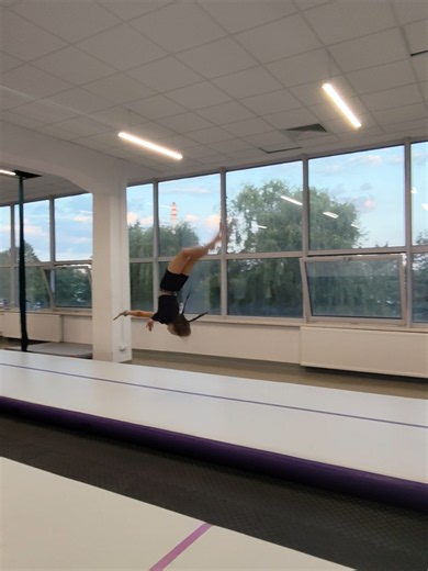 megaa to ostatnie 🌝🌺 💓🌺 . . . . . . #akrobatyka #dc #wybijsie #salto #acro