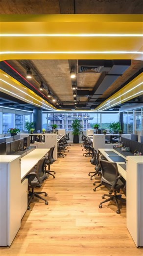 Oficina madero: Comparto el resultado de nuestro diseño para oficina corporativa ubicada en Puerto Madero dentro del edificio World Trade Center, gracias a su ubicación privilegiada frente a uno de los hitos emblemáticos de la ciudad de Buenos Aires se decide colocar los espacios sociales y sala de reuniones en relación a las mejores visuales. El diseño de la iluminación se vuelve protagonista en cada área, diferenciando los espacios de circulación de los de permanencia y como recurso para orien