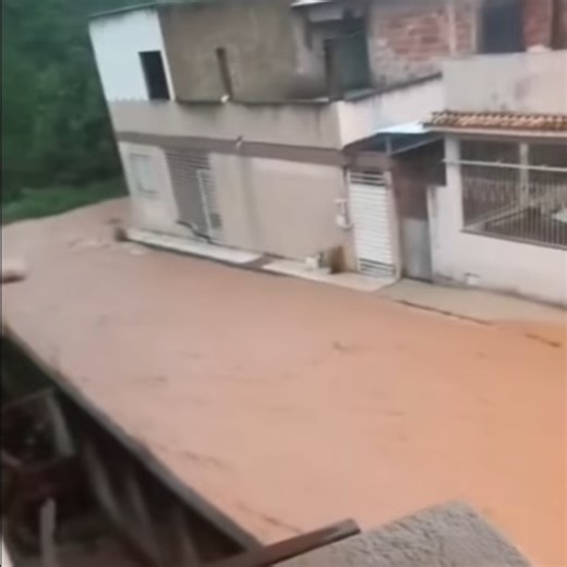 Rua vira "cachoeira" em Guaçuí; ES tem alerta vermelho - ES HOJE