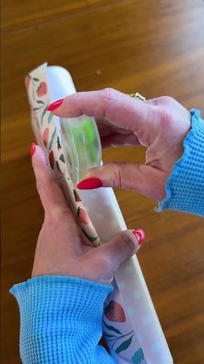 How to wrap a birthday gift with a card pocket!🌿 #giftideas
