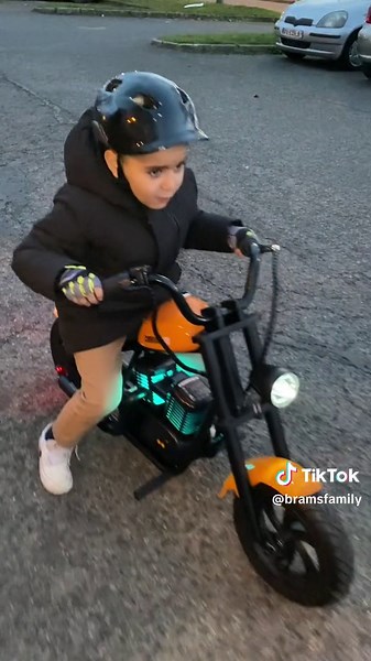 Test de la moto électrique Hypergogo par un enfant