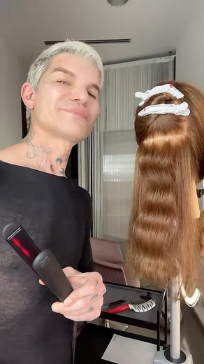 Onde onde onde e ancora onde capelli: tutorial piastra semplice ma efficace 😘 ho già detto onde capelli? A sì !! | Cristian Melis