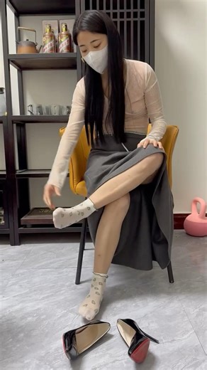 The Art of the Detail: Chic Styling with Patterned Socks & Heels 👠✨