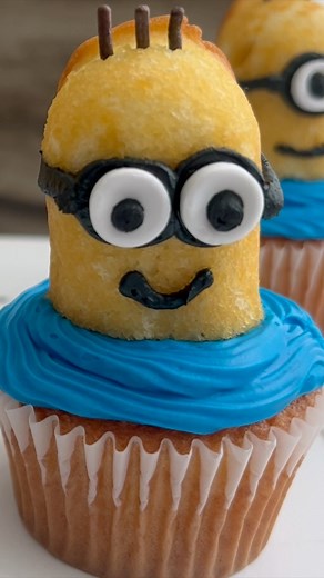 Minion Cupcakes - A cute Minion cupcake made from Twinkie’s. Perfect for any Despicable Me Fan or Minion birthday party treat! Get the full tutorial 👇👇👇 #funfoodforkids #minionsparty #despicablememinions | Kid Friendly Things To Do