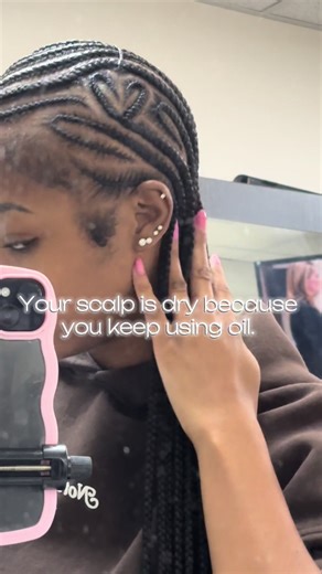 Let me educate you on how 👇🏽 -Oil DOES NOT provide moisture. Moisture = The presence of water. If your hair or scalp needs hydration, its needs a product that is water based. -Excessive oil can block your scalp’s pores, preventing natural moisture from circulating properly. -Over-oiling weighs hair down and attracts buildup, leaving strands looking dull and feeling dry. -When the scalp is coated in too much oil, it can disrupt its natural balance, leading to dryness, irritation, and flakes.