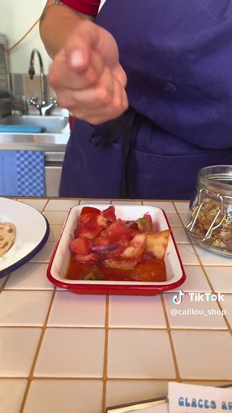 Pis ta salade limonade pendant deux semaines sur la terasse de café caillou. Mardji mercredji vendredji et samdji
