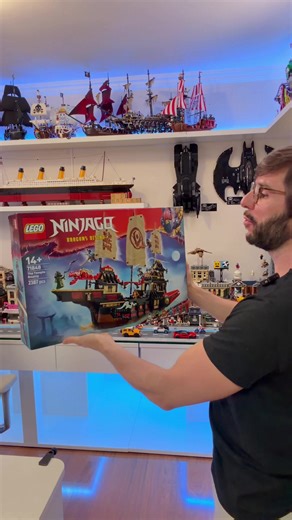 🎥🧱 Review LEGO City – The Temple Bounty (71848) | Nave Ninja Épica! 🚢 The Temple Bounty é um navio detalhado pensado tanto para construção quanto para exibição e storytelling. Ele vem com velas móveis, tetos e pisos removíveis para explorar cada parte do interior e até um sushi bar e uma mesa secreta com um computador escondido, perfeito para recriar cenas épicas da terceira temporada da série NINJAGO: Dragons Rising. 🧑‍🤝‍🧑 O set inclui 6 minifiguras icônicas — Zane, Cole, Wyldfyre, Nya, R