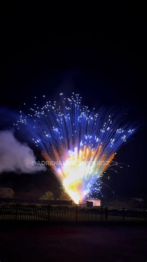 Beautiful fanshape fireworks with a little fail 🔥💥#fireworks #pyro