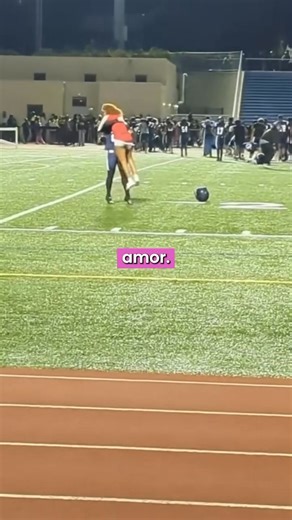 Plinq on Instagram: "Você é um amante ou um apaixonado? 👀 A paixão é contraprodutiva e nosso cérebro nem sabe ficar eternamente nessa condição. Ou evolui para amor, de fato. Ou vira mera obsessão. Que perigo, hem? O conselho Plinq é: se joga no amor, seja brega, aproveite a intimidade crie laços seguros que são PARA A VIDA. Na dúvida, dê um Plinq!"