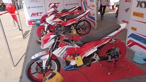 Berikut merupakan video blusukan paddock tim Astra Motor Racing Team (ART) Yogyakarta pada gelaran Oneprix 2019. Pada video ini juga ada kenangan Almarhum Afridza Syach Munandar, Al Fatihah.. Video ini telah tayang juga di BalapMotor.TV Youtube channel yah gaes. | BalapMotor.Net