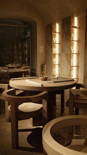 Elisa Dublyanska on Instagram: "Nomos Ante, il Nuovo Ristorante fine dining nel cuore di Roma📍 @nomosante All’interno di un ex monastero del XVI secolo, oggi trasformato in un hotel minimal ed essenziale, dove la storia dialoga con un’estetica contemporanea fatta di materiali naturali, silenzi e geometrie pulite. Un luogo che sorprende già prima di sedersi a tavola, nascosto nel cuore della città, lontano dal caos ma profondamente Romano🏛️. Qui il fine dining non è ostentazione, ma equilibrio,