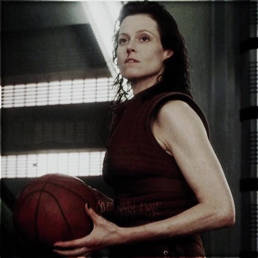 Sigourney Weaver como la Reina Alien en Alien Resurrección: ¿Por qué no ponía huevos?