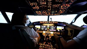 今日は第1ターミナルの「LUXURY FLIGHT」で、ヒコーキの操縦体験にチャレンジ。 はじめて操縦桿を握ったのですごく緊張しましたが、初心者にもわかりやすいナビゲートでなんとか着陸！ 本格的なフライトなのに、初めてでも楽しめました✈ なかなかヒコーキに乗れない今、シミュレータ体験、おすすめです♪ 第1ターミナル5F THE HANEDA HOUSE内 「LUXURY FLIGHT」 https://737flight.com/ | 羽田空港