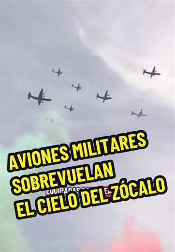 🛩️ Aviones militares sobrevuelan el cielo del Zócalo Un despliegue de 99 aeronaves de la Fuerza Aérea Mexicana y la Guardia Nacional sobrevuela de manera simultánea la Plaza de la Constitución. La maniobra aérea forma parte del desfile cívico militar con motivo del 216 aniversario del inicio de la Independencia de México.