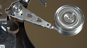 「オープンコンピュータのハードドライブの詳細なクローズアップ画像、回転プラッタと読み取りアームのメカニズムを表示し、デジタルデータストレージに関連する精度とエンジニアリングを強調します。」の動画素材（ロイヤリティフリー）3661882293 | Shutterstock