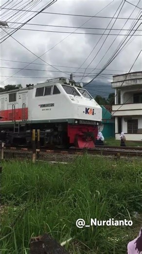 TEBAK KERETA API APA YANG MELINTAS⁉️ #keretaapi #kai #keretaapiindonesia
