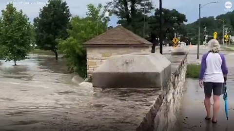 Flash flooding hits the Midwest