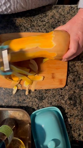 There’s something magical about eating with the seasons…Autumn vegetables don’t just taste incredible — they support the body exactly the way this season requires. 🍁✨This roasted vegetable meal prep is packed with sweet potatoes, butternut squash, red onion, warm spices, grapes, and pecans… a cozy blend that nourishes digestion, stabilizes blood sugar, and fuels you with grounding energy.Why seasonal foods matter:🍠 Sweet potatoes & squash — rich in beta-carotene for immune support glowing skin