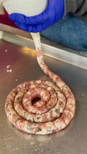 工房菓野香/店舗を持たない洋菓子屋 on Instagram: "先日メルシーさんでのソーセージ作りに行ってきました。子供達に作れるようになって欲しかったので、娘と4番目も連れて。記憶力も良いしね、私と違って😂 どの工程も、 えっそうなのっ⁉️ 連発で、めっちゃ勉強になりました。 1人だったら諦めちゃいそうだったアクシデントへの対処法も習えてよかったー！ そして、手作りソーセージめちゃくちゃ美味しかったデス😋 昔、いや、ほんとに大昔一度作ったキリになってたソーセージ作り復活出来そう！ なんなら10年くらい眠ってる（いや、もっとか😂）キッチンエイドのアタッチメント、ようやく日の目見れそう🤭 素敵な時間ありがとうございましたー！ @mercishouten 今度普通の石鹸やる？"