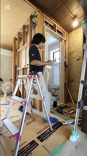 壁の下地と断熱材の受けを作ってる！ #高槻市 #整体院 #diy #セルフリノベーション
