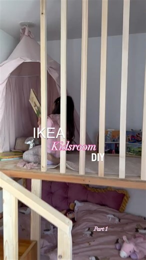 Sula Starridou on Instagram: "Kinderzimmer IKEA Upgrade im DIY-Stil🩷 Im Zimmer unserer Tochter hat sich einiges getan. Da ihr Zimmer relativ klein ist und es mit der Einrichtung durch das Doppelfenster etwas tricky ist, wollten wir unbedingt mehr Spielfläche schaffen, ohne dass es noch voller und kleiner wirkt. Also kam mir die Idee: nach oben bauen🏰 Andriana hat das KURA Bett von IKEA, das man auch als Hochbett umbauen kann – aber dafür sind uns ihre Zwillingsbrüder einfach noch zu jung (und