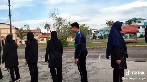 nama permainan ni radio rosak.. paling ocakkk betulll.. spa tau kami buat ape.. cuba komen.. hehehe