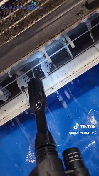 🤢🤮#splitsystem #aircon #cleaningtiktok #cleaningmotivation #satisfyingvideo #disgustingsatisfaction #mouldcleaning #split system cleaning #breath easy