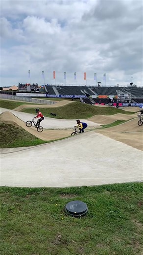 Jumping BMX berm jump slow motion di papendal. | Toni Syarifudin