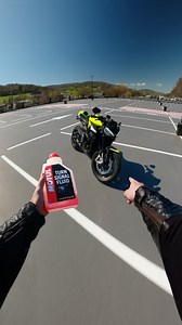 Le liquide de clignotant c'est important ! ✨ Envoie ça à ton pote pour qu'il répare ses clignotants ! Follow @scrat_rider 🫡 #moto #motorcycle #streettriple #clignotant #bricolage #superbike #triumph #funny #moto2 #biker #motard | SCRAT