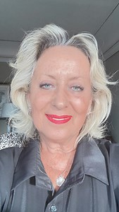 54K views · 3.1K reactions | Buona domenica a tutti. Sto per andare a trovare un amica @francifialdini alla ruota libera. Sono indecisa le scarpe? Sneakers Birkenstocks Tacci a spillo 12 nero. Help me choose! | Carolyn Smith | Facebook