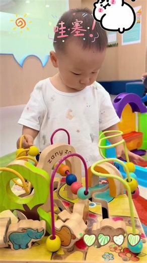 看瑞瑞宝玩#婴儿绕珠益智玩具 #锻炼宝宝专注力玩具 #宝宝进阶玩具 ，小手指拨来拨去的，不知道小脑袋里在琢磨啥呢