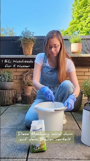 Cleaning terrace and balcony: Remove green growth without chemicals