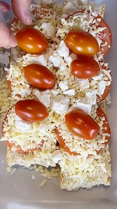 Η πιο εύκολη μαμαδιστικη συνταγή με ντομάτες. Δοκιμάστε το και περιμένω εντυπώσεις!! Φυσικά μην ξεχάσετε να το φωτογραφήσετε και να μου κάνετε tag! Βρείτε αναλυτικά την συνταγή στο PetrosMaounatzis.com Υλικά 1 κεφάλι σκόρδο 1 κρεμμύδι 1 καυτερή πιπεριά ελαιόλαδο 100 γρ βούτυρο ρίγανη 1 μπαγκέτα φέτα ντομάτες μιξ τυριών φρέσκος μαιντανός Εκτέλεση Σε ένα ταψάκι βάζουμε το κρεμμύδι και το σκόρδο, ρίχνουμε λίγο λάδι και αλάτι, πιπέρι, σκεπάζουμε και ψήνουμε στο φούρνο. Κόβουμε τη μπαγκέτα στη μέση. 