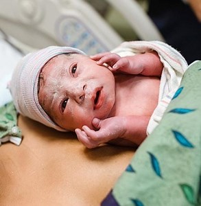 Newborn babies open their eyes