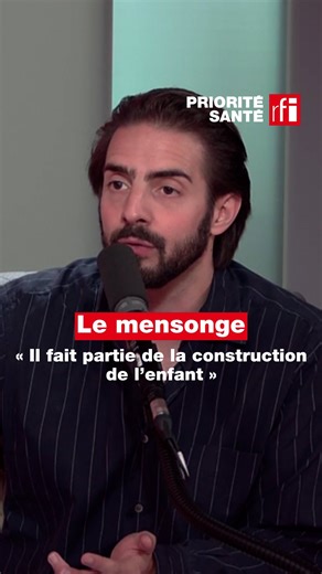 💬 “Le mensonge fait partie de la construction de l’enfant”. 🎙️ Dr Adrian Chaboche, psychothérapeute, explique que tout le monde ment et que ce n’est pas nécessairement mauvais. 🎧 Pour aller plus loin, vous pouvez (ré)écouter notre émission du 29 mai 2024, en podcast sur @rfi 🔗 Lien en bio #mentir #mensonge #psychologie #therapie #réel #irréel #vérité #direlavérité #psychotherapeute #enfants #developpementenfant #constructionenfant #apprendre #extrait #extraitvideo #santé #rfi #radio #intervi