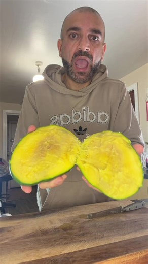 Taste testing biggest mango 🥭 #BigMango #SweetAndJuicyMango #VladimirFlitar